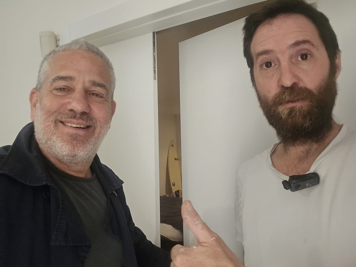 בן מדלתות המתקינים עם ינון מגל לאחר התקנה